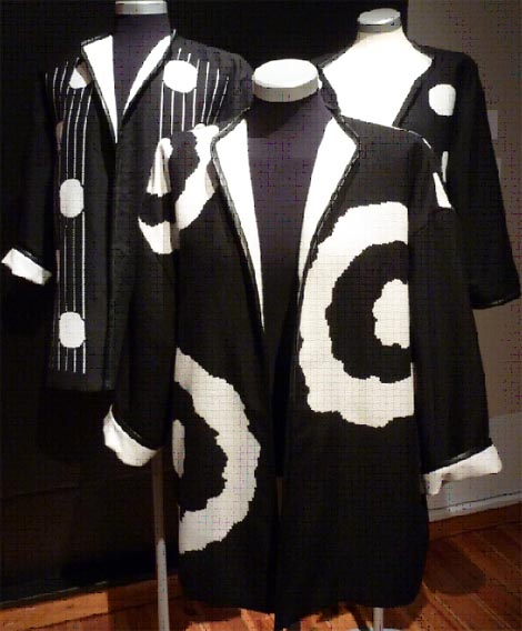 kappor i svartvitt vävda i finnväv av Ann-Marie Isaksson