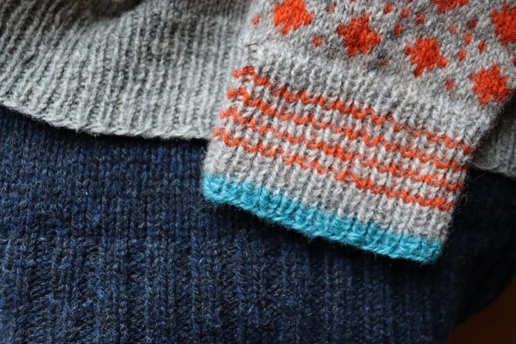 närbild på en resårstickad ärmmudd