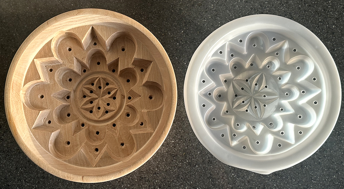 Två runda formar med likadana stjärnmönster i tre nivåers djup. Den ena formen i trä, den andra i plast