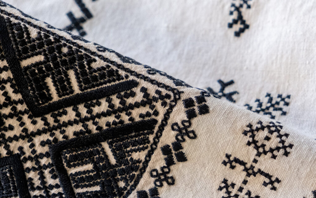 Närbild av svartvitt broderi